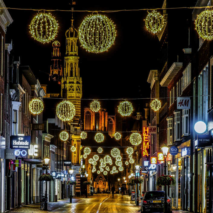 Straatoverspanningen kerstverlichting binnenstad