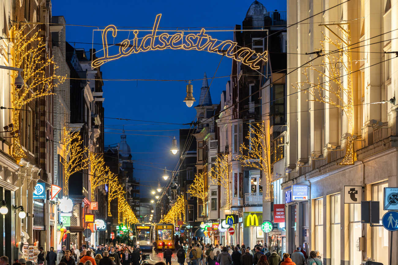 Christmas ornaments: from lampposts to facades