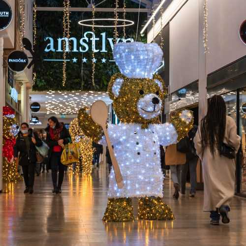 Eye catcher kerstdecoratie beer winkelcentrum